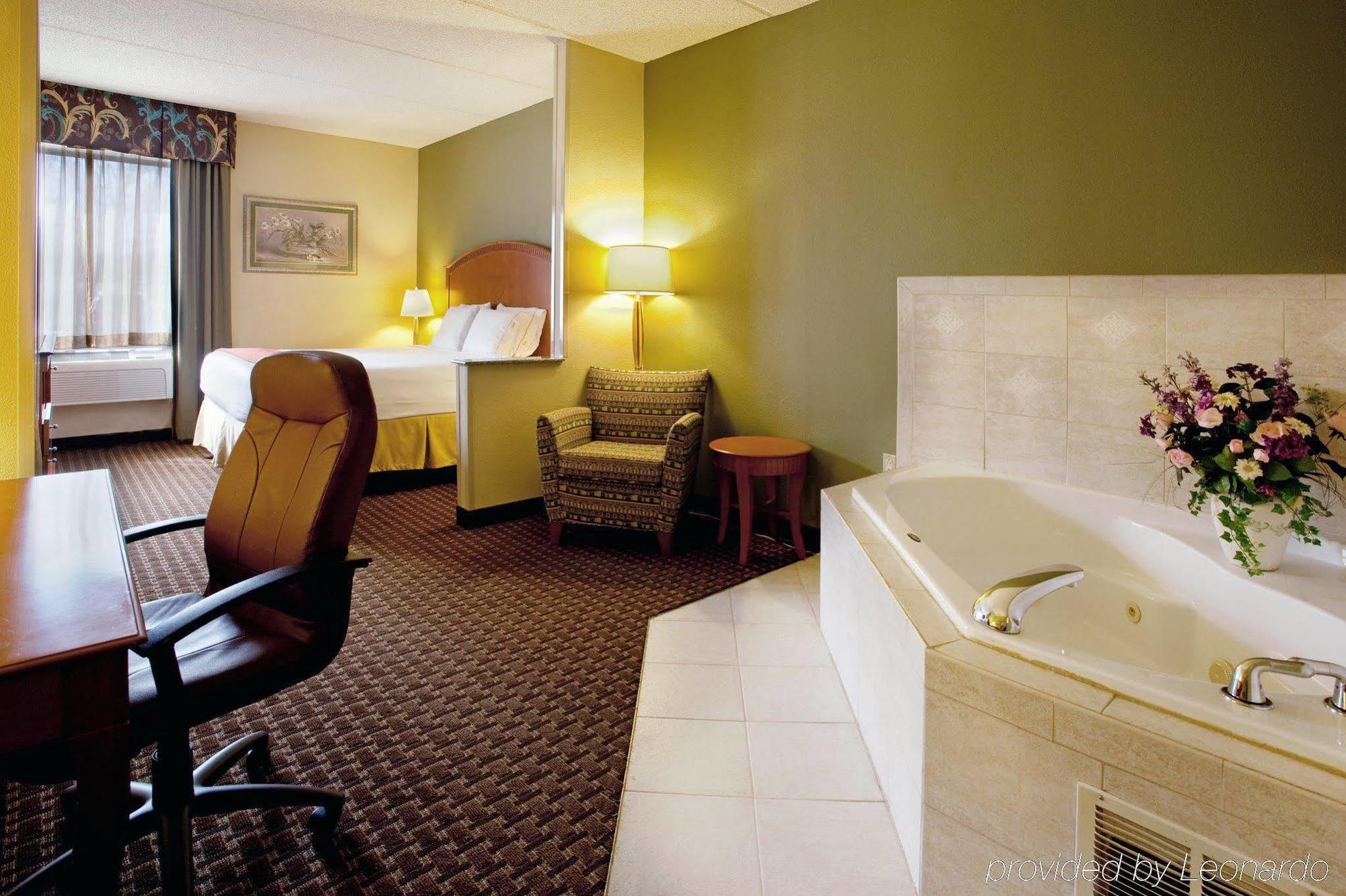 Holiday Inn Express & Suites Charlotte Arpt-Belmont By Ihg Room photo